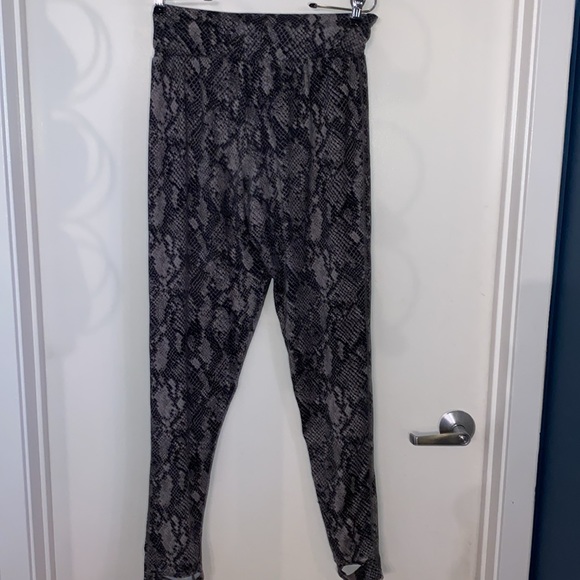 Yummy Sweater company leggings size large snake print so soft - Picture 3 of 3